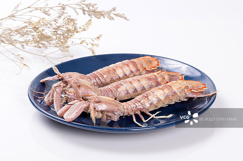 一盘皮皮虾与调料摆放在桌面上特写图片素材