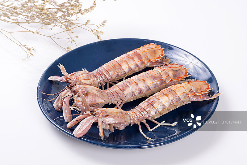 一盘皮皮虾与调料摆放在桌面上特写图片素材