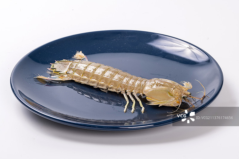 一盘皮皮虾与调料摆放在桌面上特写图片素材