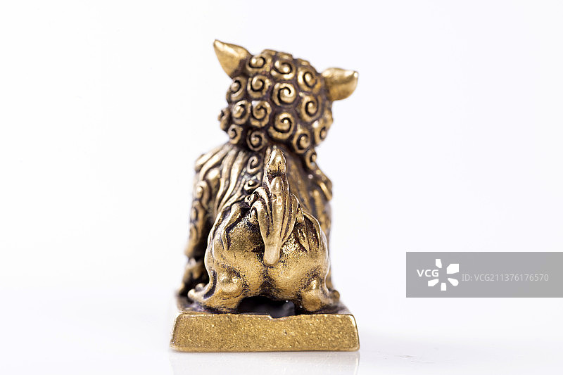 铜摆件铜狮子特写图片素材