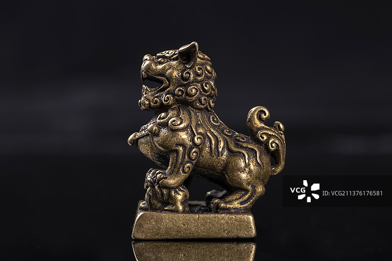 铜摆件铜狮子特写图片素材