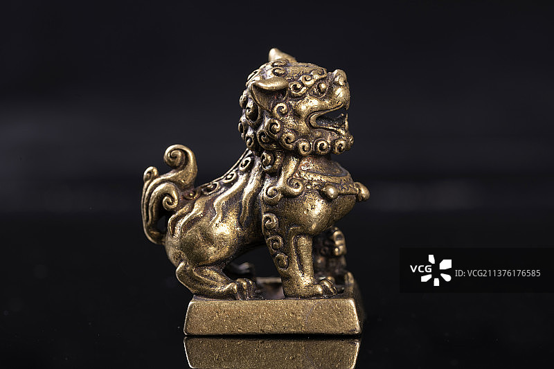 铜摆件铜狮子特写图片素材