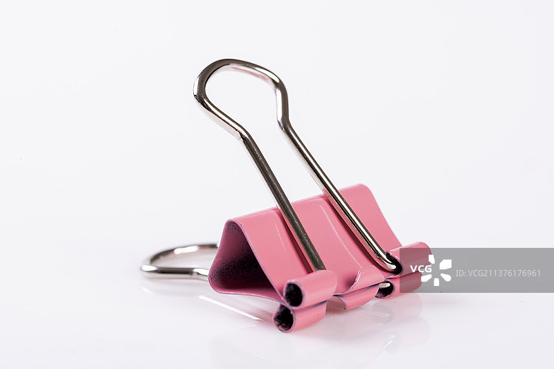 各种颜色长尾夹特写白色背景图片素材