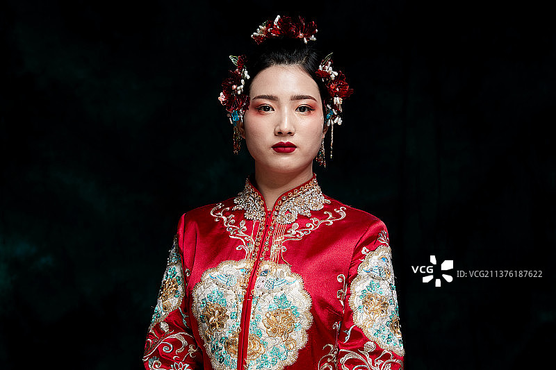 穿着中式秀禾服的亚洲少女图片素材