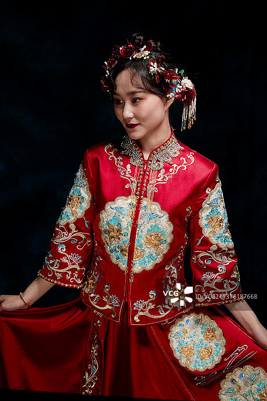 穿着中式秀禾服的亚洲少女图片素材