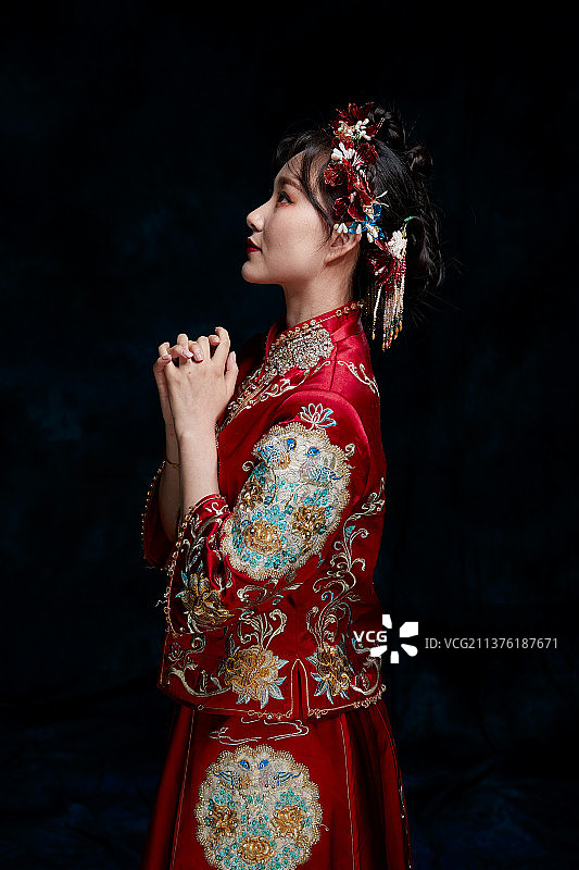 穿着中式秀禾服的亚洲少女图片素材