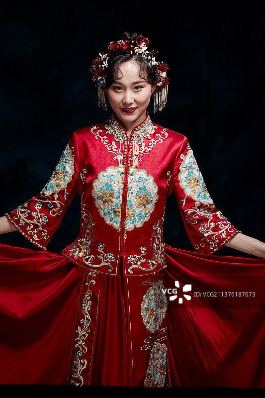 穿着中式秀禾服的亚洲少女图片素材