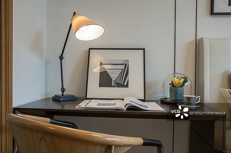 现代客厅、沙发、书桌、会客室、宽敞明亮、样板间、室内设计、台灯图片素材
