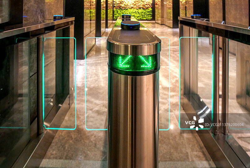 高档写字楼里的自动安防系统感应门禁图片素材