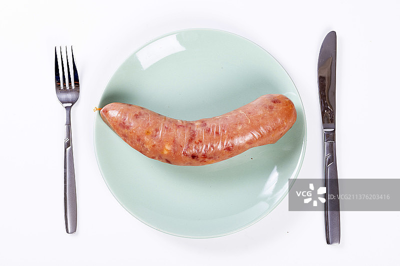 一根香肠摆放在桌面上特写图片素材