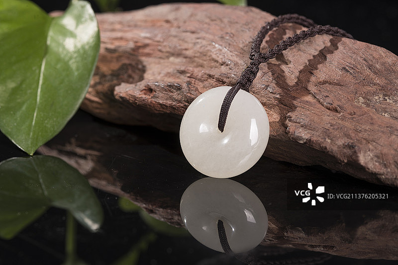 和田玉坠和田玉平安扣特写黑色背景图片素材