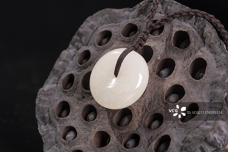 和田玉坠和田玉平安扣特写黑色背景图片素材