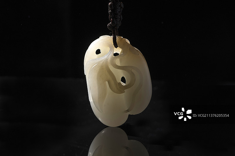 和田玉坠和田玉平安扣特写黑色背景图片素材