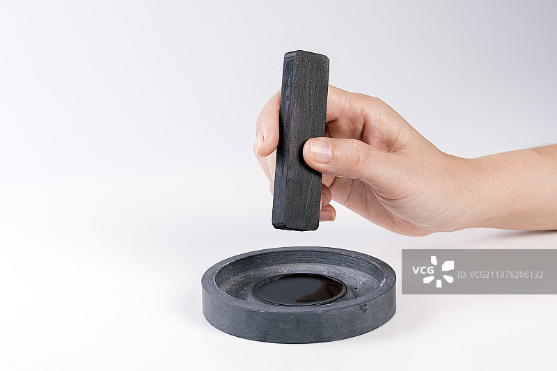 手拿墨研墨特写图片素材