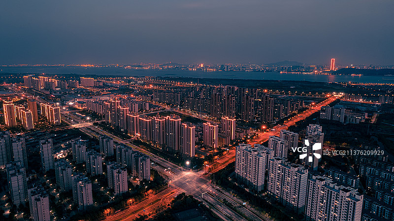 华灯初上的沿江新城夜景图片素材