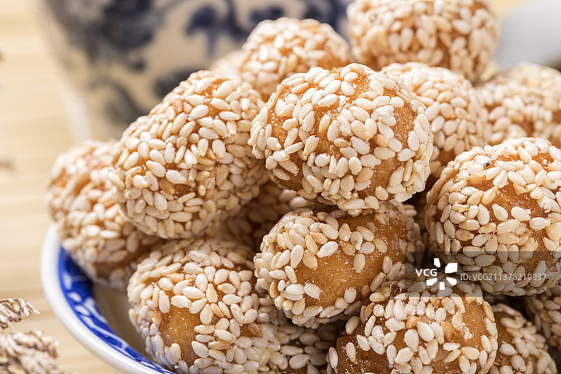 一盘香酥麻元特写图片素材