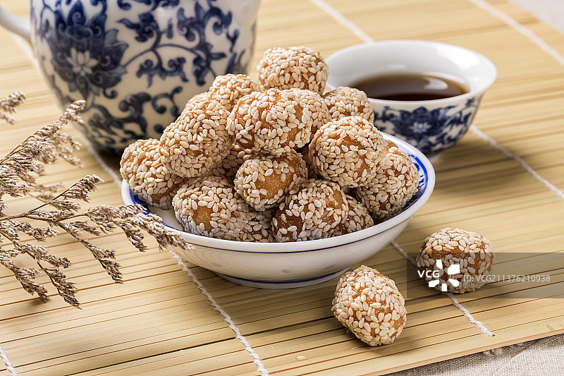 一盘香酥麻元特写图片素材