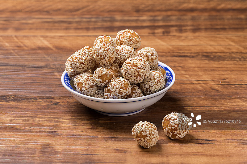 一盘香酥麻元特写图片素材