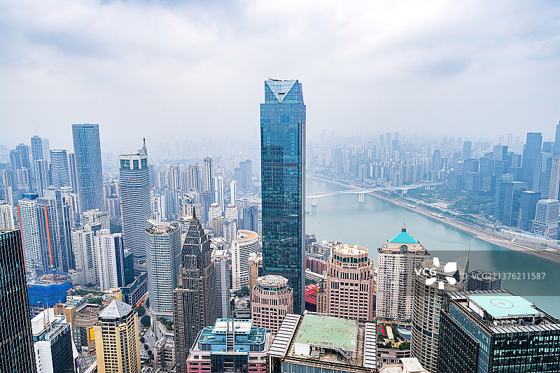 俯视重庆市渝中区嘉陵江与中央商务区图片素材