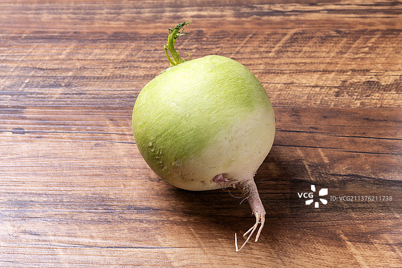 红心萝卜茶壶茶杯摆放在桌面上特写图片素材