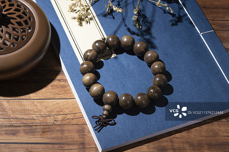 佛珠手串摆放在桌面上特写图片素材