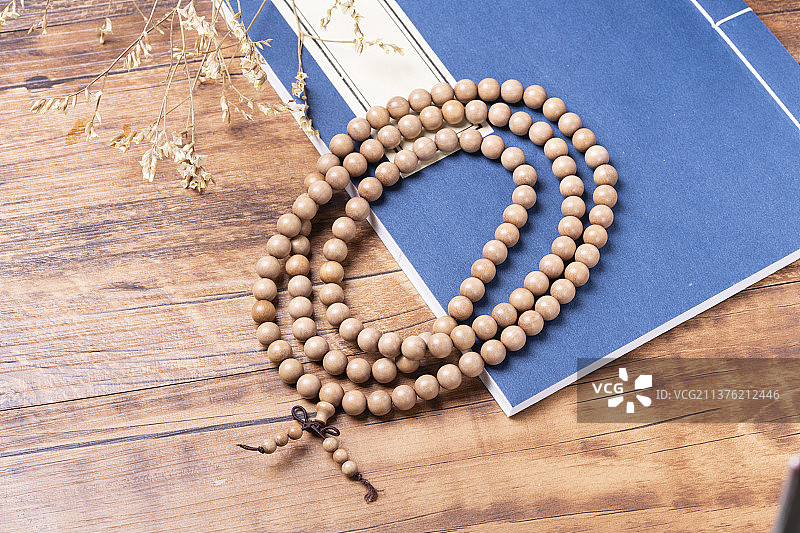 佛珠手串摆放在桌面上特写图片素材