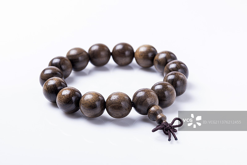 佛珠手串摆放在桌面上特写图片素材