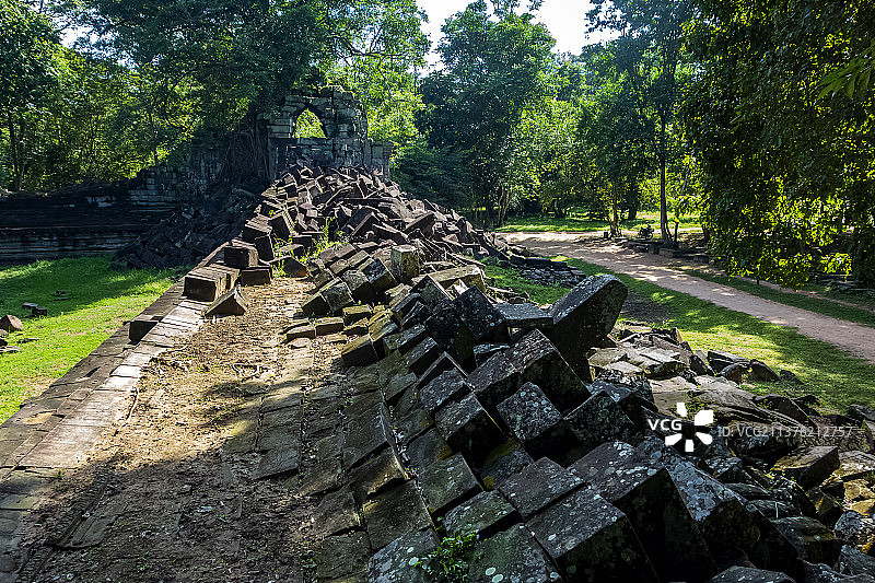 被战火摧毁的崩密列图片素材