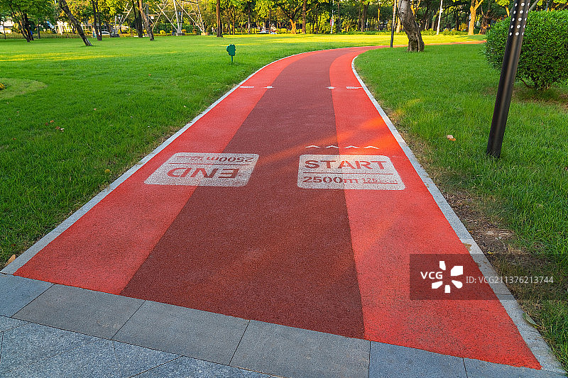 中国现代城市公园美景和运动步道图片素材