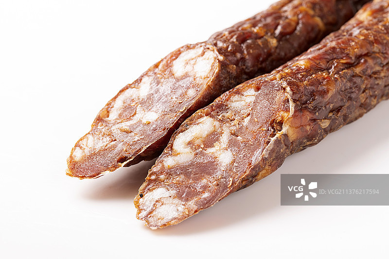 一盘麻辣腊肠摆放在桌面上特写图片素材