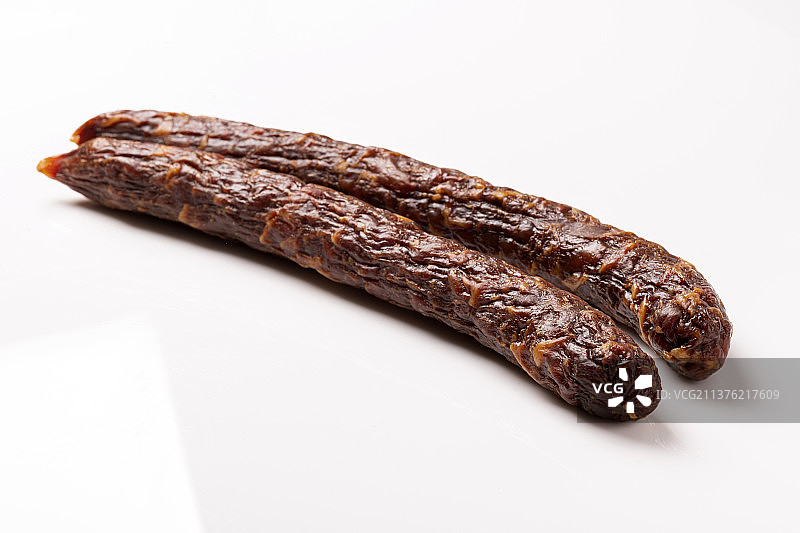 一盘麻辣腊肠摆放在桌面上特写图片素材