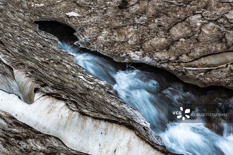 天山上正在融化的雪图片素材