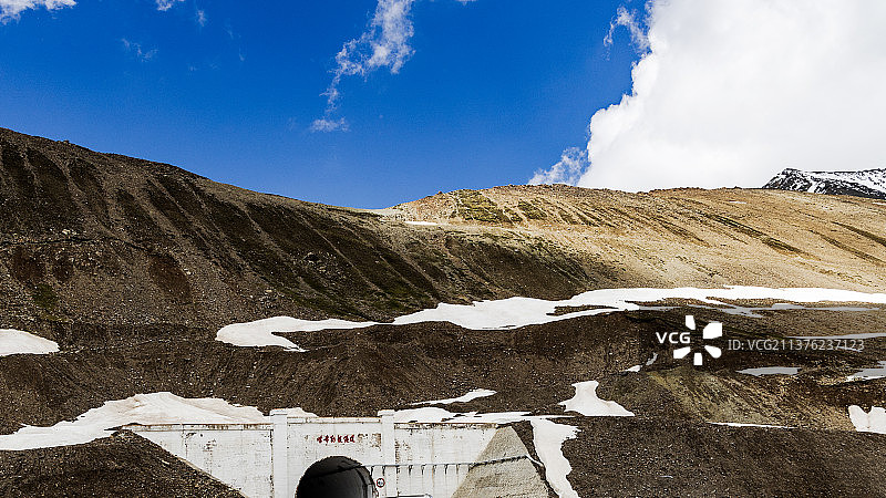 穿越天山的隧道图片素材