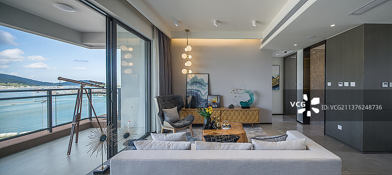 现代客厅、沙发、窗户、会客室、宽敞明亮、样板间、室内设计、海景图片素材
