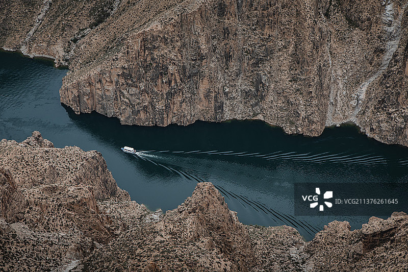 峡谷中的河流，龙羊峡的河谷图片素材