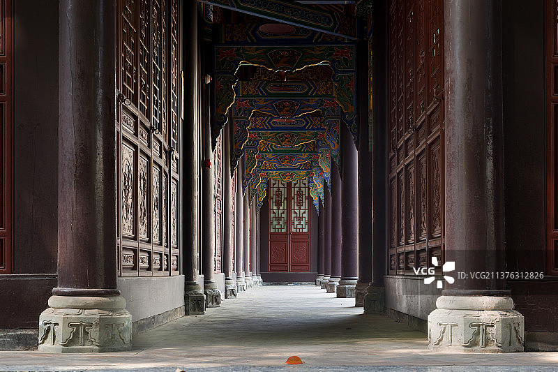 木制的古建筑的走廊巷道与柱子图片素材