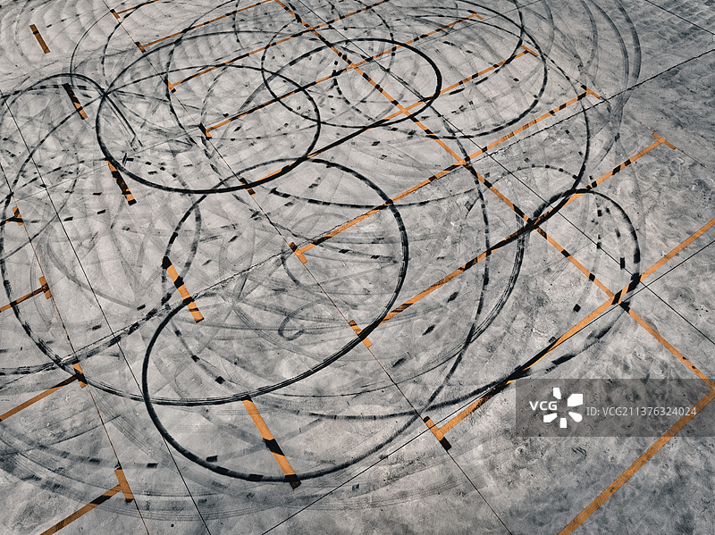 航拍布满轮胎印的水泥地面图片素材