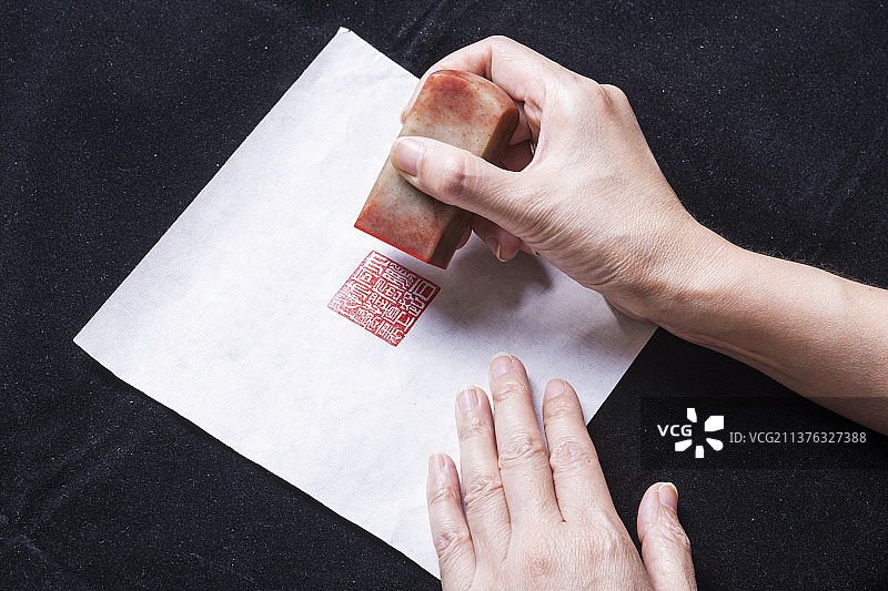 正在篆刻刻制的一方印章图片素材