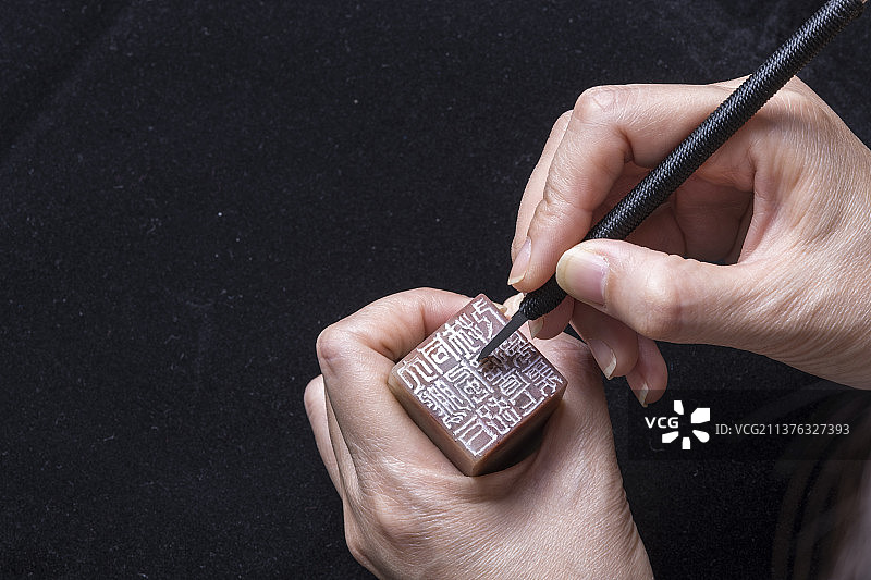 正在篆刻刻制的一方印章图片素材