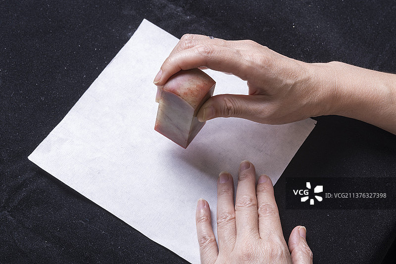 正在篆刻刻制的一方印章图片素材