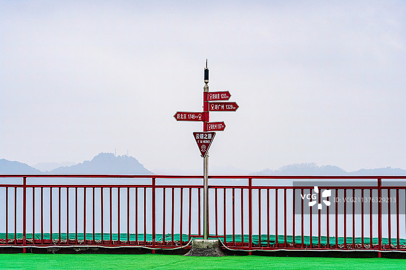 云端之眼路标距离指示牌图片素材