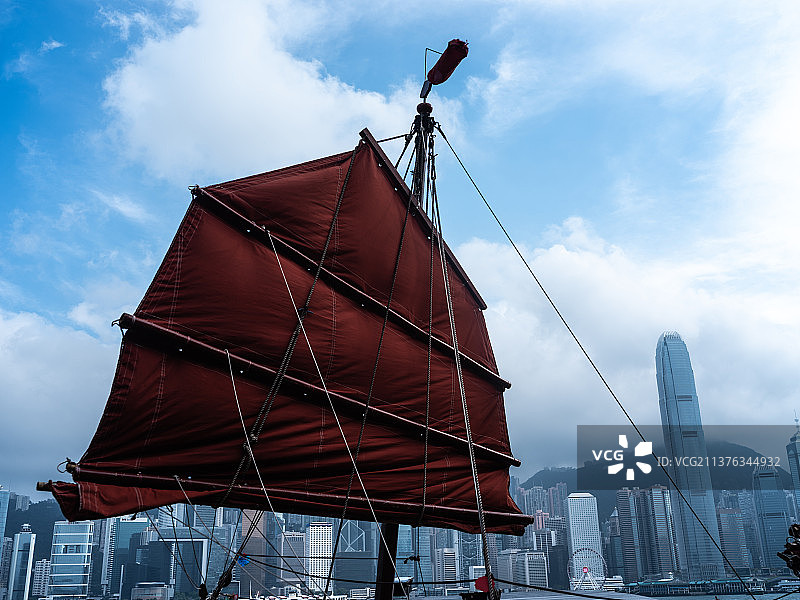 香港维多利亚湾上的红帆船图片素材