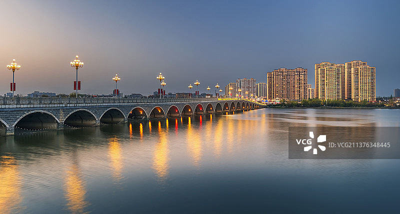 湖北荆门镜月湖钟祥二桥日落灯光夜景图片素材
