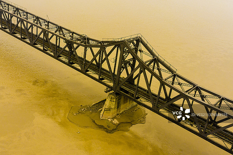 黄河上铁路桥的高角度视图图片素材