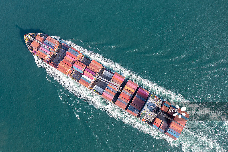 集装箱远洋轮出港图片素材