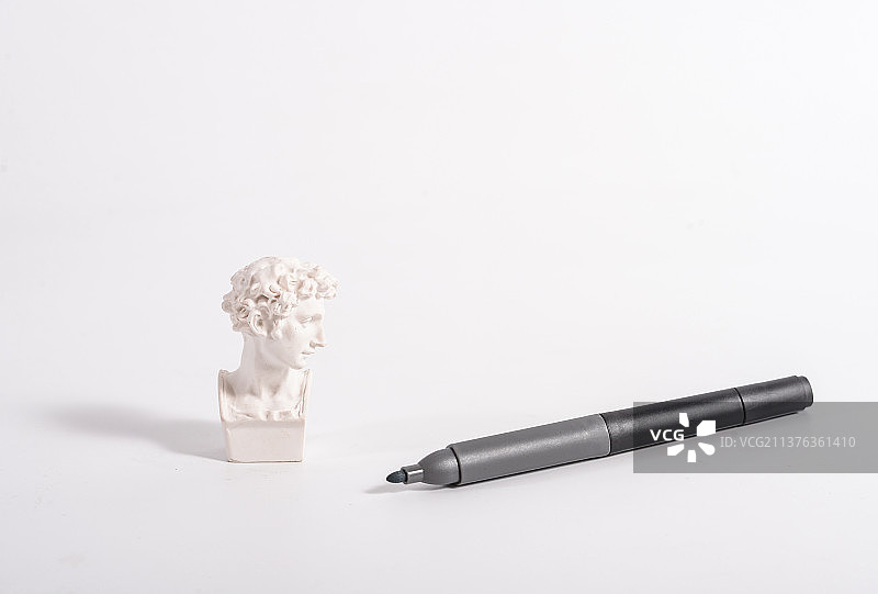 石膏像和画笔图片素材