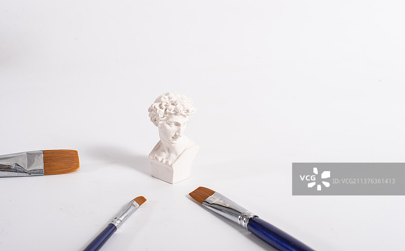 石膏像和画笔图片素材