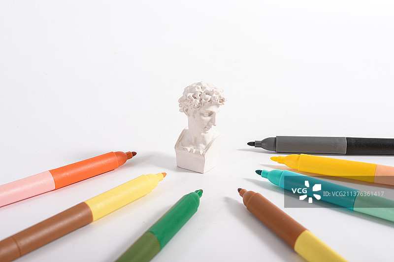 石膏像和画笔图片素材