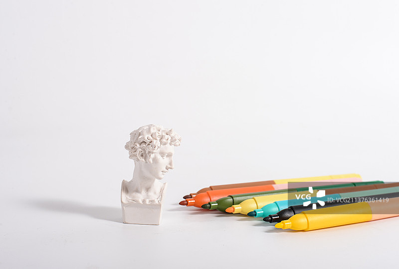 石膏像和画笔图片素材