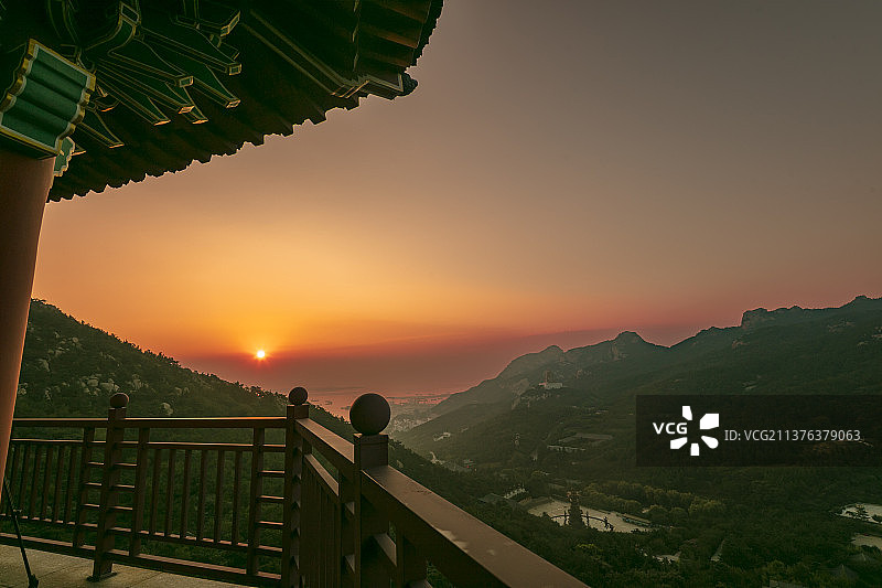 中国山东威海荣成石岛赤山风景区法华塔上观日出图片素材